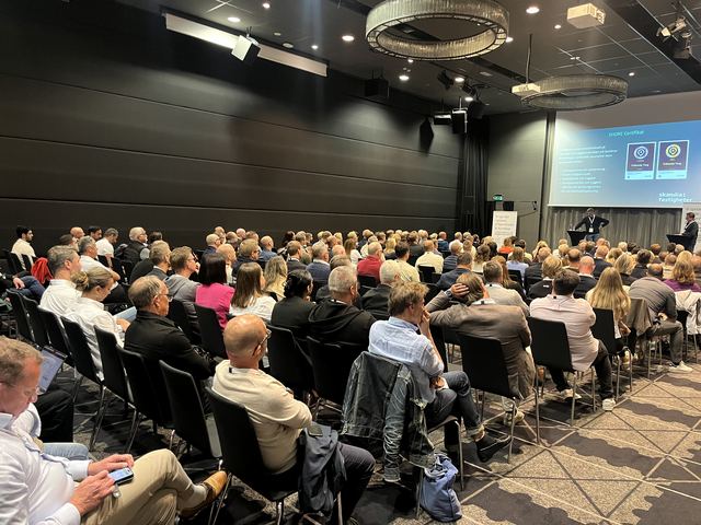 Fullsatt mingel mellan föreläsningarna