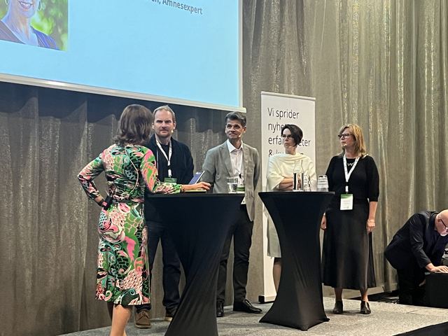 Paneldeltagare på scen
