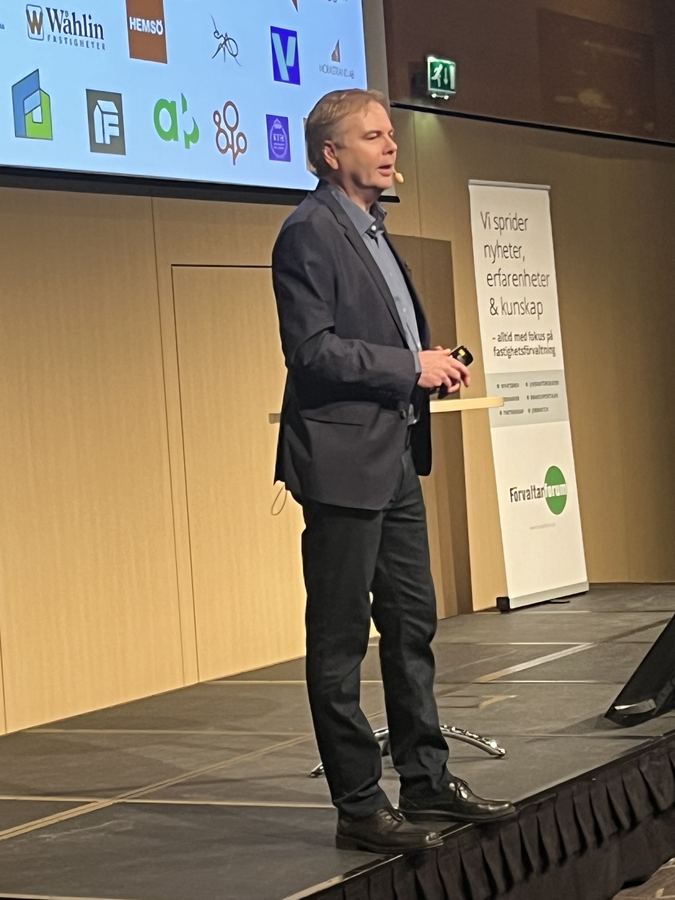 Talare på scen inför publiken