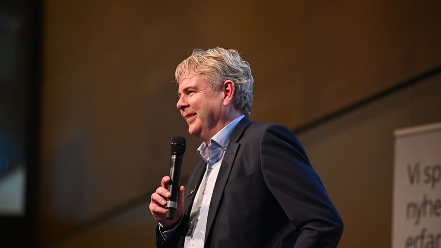 Talare med mikrofon på scen