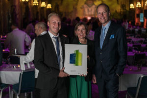 Vd Claes Magnusson, hållbarhetsstrateg Ulrika Broman, och Jacob Landin, projektledare för Energiagenterna tog emot priset till Sisab. 